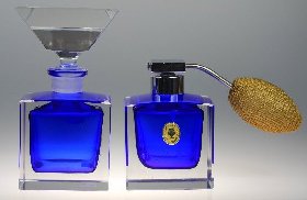 Parfümflakon und -zerstäuber mit farblosem Kristallglas innen blau überfangen; Design: Franz Burkert, Kristallglas GmbH Oberursel