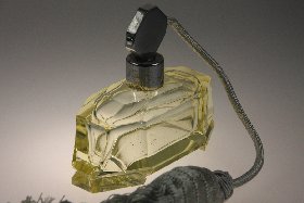 frühes Parfümflakon von ca. 1948, Farbe: citrin / champagnergelb, Kristallglas handgeschliffen der Kristallglas GmbH Oberursel, Design: Franz Burkert