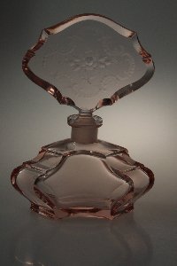 Parfmflasche von ca. 1948, Farbe hellrosa,  Kristallglas handgeschliffen, Kristallglas GmbH Oberursel, Design: Franz Burkert