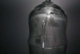 Detail Gravur Schmetterling und Blumen auf Tischglocke der Hessenglas GmbH