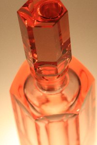 Detail Parfümflasche geschmolzen aus seltenen Erden, Hessenglas GmbH