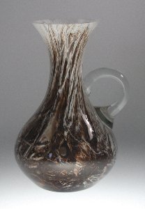 Henkel-Vase braun-weiß marmoriert und gefleckt, hergestellt für Kaspar-Glaskunst in Neckarzimmern