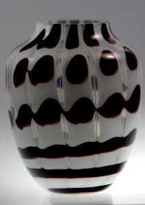 Vase Kristall handgeschliffen mit violett-weißem Überfang