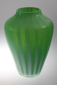 Vase mit grünem Innenüberfang und opalweißen Streifen, a canne-Technik, Hessenglas GmbH Oberursel