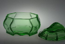 Detail Puderdose grn der Kristallglas GmbH Oberursel, Design: Franz Burkert