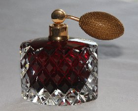 Parfümzerstäuber Kristallglas handgeschliffen mit rubinrotem Innenüberfang, Crystal Schander Comp.