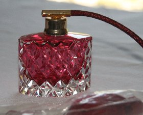 Parfümzerstäuber handgeschliffen mit rosafarbenem Innenüberfang, Crystal Schander Comp.
