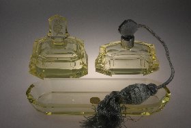 Frhe Toilettengarnitur ca. 1948, Kristallglas handgeschliffen, Farbe citrin / Champagner / hellgelb, Kristallglas GmbH Oberursel, Design: Franz Burkert