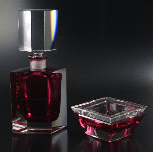 Parfmflasche Nr. 1210 und Puderdose Nr. 495 Innenfang rot, Kristall berfangen, Design: Franz Burkert