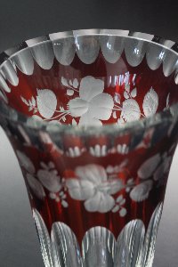 Detail Vase berfang rot handgeschliffen und graviert der Kristallglas GmbH Oberursel, von Rudolf Seibt und Franz Burkert