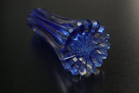 Detail Vase Innenfang blau handgeschliffen der Kristallglas GmbH Oberursel, von Rudolf Seibt und Franz Burkert