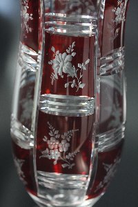 Detail Vase berfang rot handgeschliffen der Kristallglas GmbH Oberursel, von Rudolf Seibt und Franz Burkert