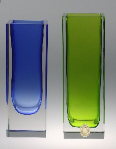 Innenfangvasen blau und hellgrn handgeschliffen der Kristallglas GmbH Oberursel, von Rudolf Seibt und Franz Burkert