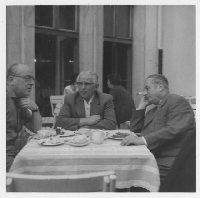 Mitglieder der Gablonzer Industrie Oberursel im Gesprch, ca. 1962, v.l.: Rudolf Seibt, Walter Ullmann und Josef Mitlehner