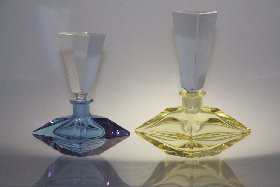 Flakons alexandrit und champagner-farben, handgeschliffen, Kristallglas GmbH Oberursel, Design: Franz Burkert