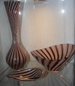 berfang-Vase und -Schalen a canne, Kristallglas violett und opal-wei gestreift