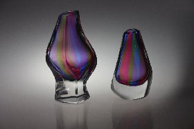 Asymmetrische Gangkofner-Vasen mit "Regenbogen-Innenberfang", H: 13 und 11,2 cm