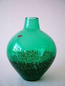 Vase seegrn mit Metalleinschmelzungen und Luftblasen, Hessenglas GmbH Oberursel-Stierstadt