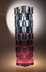 Beleuchtungsabhngiges Farbspiel einer handgeschliffenen Alexandrit-Vase , Hessenglas GmbH