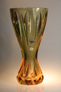 Farbspiel Heliolit-Vase der Hessenglas GmbH bei Kunst- und Tageslicht