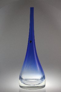 Vase blau (Hhe: 39 cm) mit farblosem Bleikristall berfangen. Hessenglas GmbH Oberursel-Stierstadt