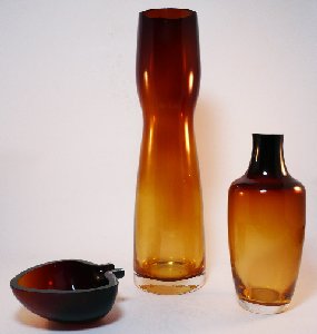 Hessenglas-Vasen und Ascher der "Sammlung Maa"