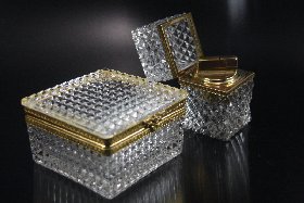Raucherset: Zigarettenschatulle und Tischfeuerzeug aufklappbar, Kristallglas mit Diamantschliff von der Firma Josef Mitlehner & Co.