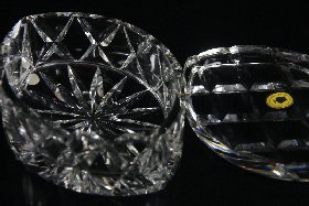Detail Puderdose Nr. 539/1 handgeschliffen der Kristallglas GmbH Oberursel, Design: Franz Burkert