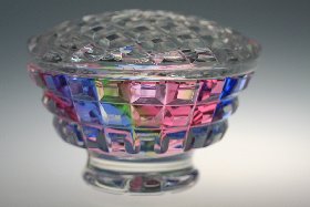 Puderdose mit Quaderschliff und Innenfang Regenbogenglas, Kristallglas GmbH Oberursel, Design: Franz Burkert